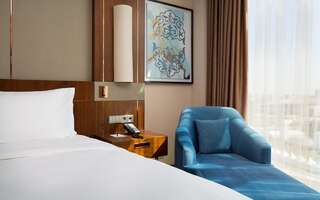 Отель Hilton Astana Нур-Султан Представительский номер с кроватью размера «king-size»-1