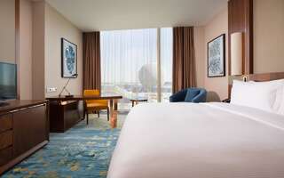 Отель Hilton Astana Нур-Султан Номер Делюкс с кроватью размера "king-size" с видом-3